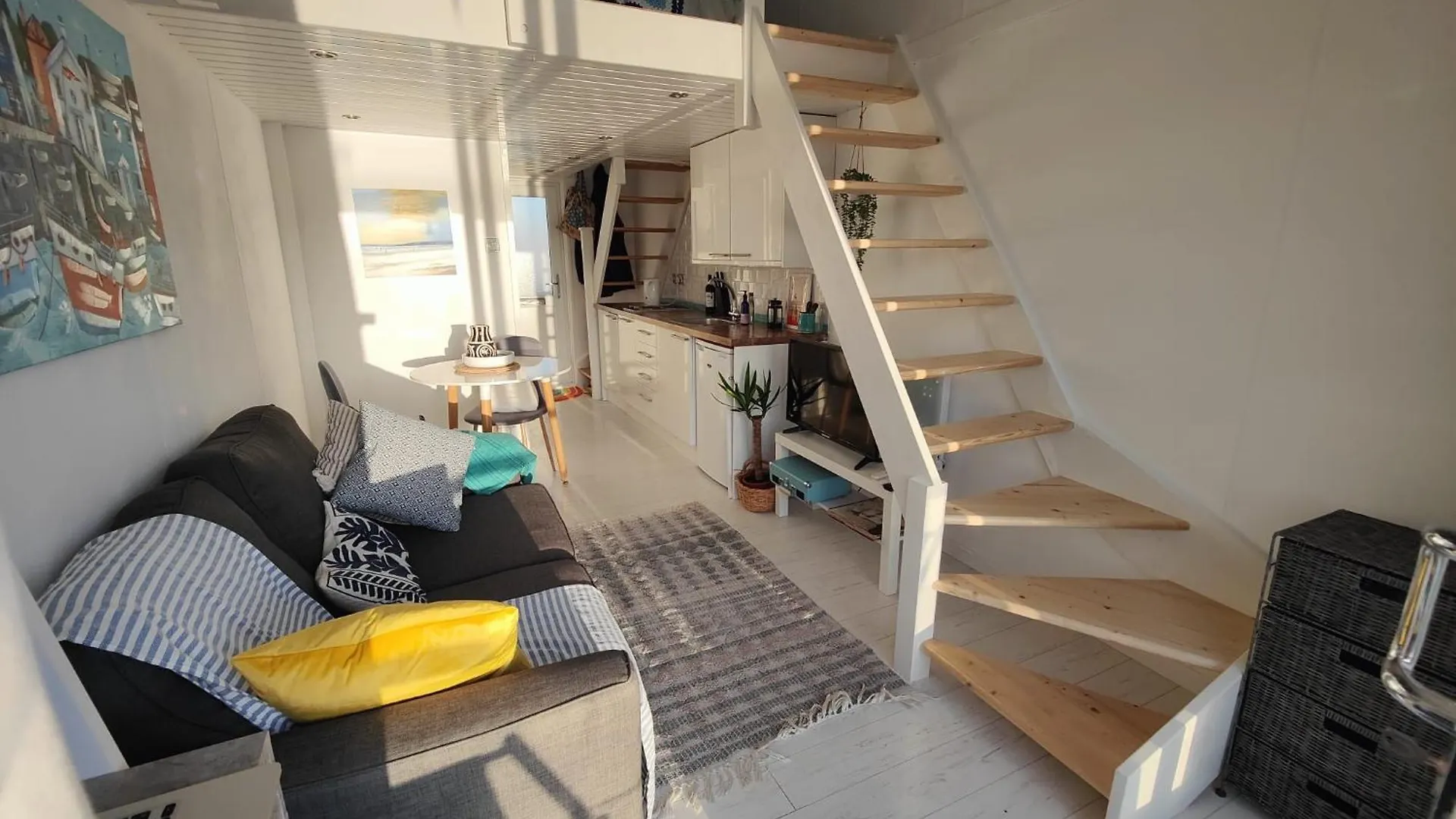 Tiny Float Home Brighton 0*,  United Kingdom